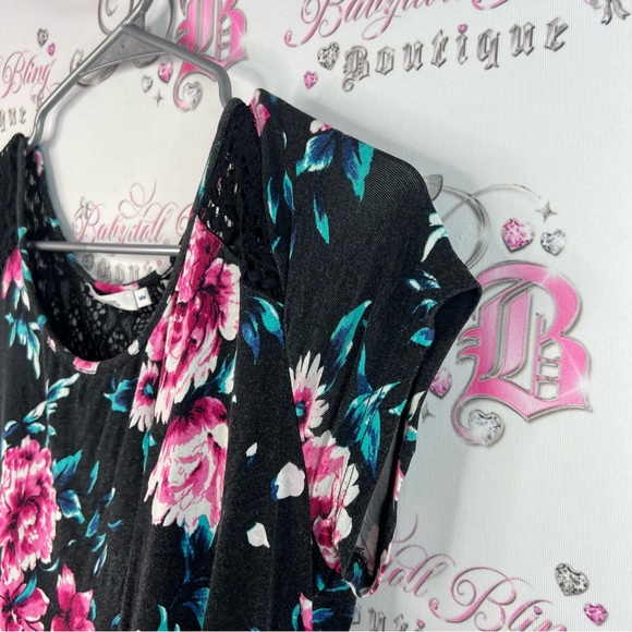 Ricki’s tshirt crochet back ink blue white Floral Black Top with Lace Trim - Picture 5 of 11